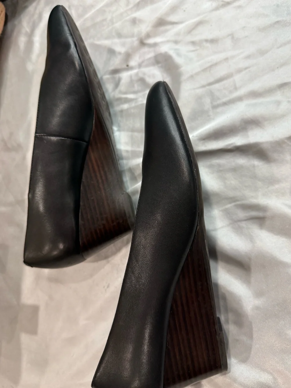 AEROSOLES Black Rounded Toe Leather Flats